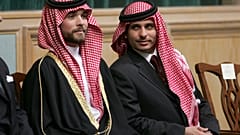 الأمير حمزة بن الحسين (يمين الصورة) والأمير هاشم بن الحسين (يسار الصورة)