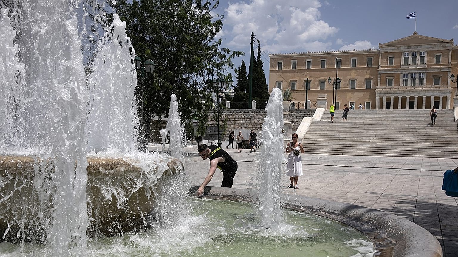 Αναζητώντας λίγη δροσιά στα συντριβάνια της πλατείας Συντάγματος
