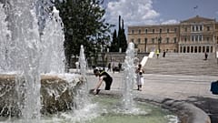 Αναζητώντας λίγη δροσιά στα συντριβάνια της πλατείας Συντάγματος