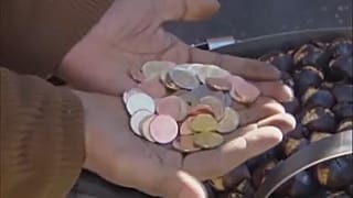 Un hombre intentando cambiar pesetas a euros este 30 de julio.