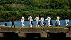 Los 18 cubanos interceptados intentando llegar a suelo estadounidense durante su repatriación.