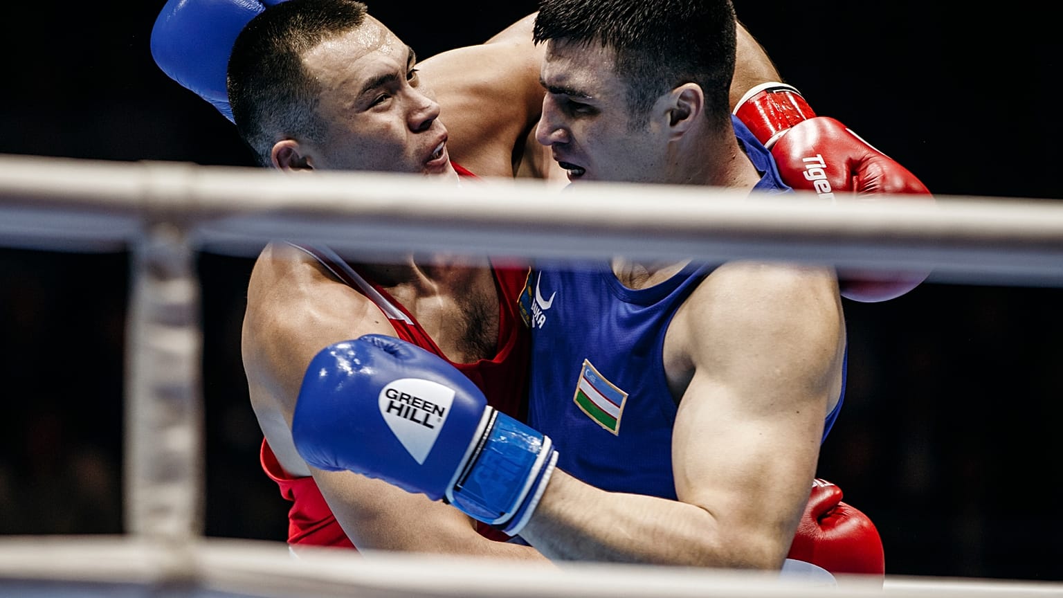 Kazakhstan's Kamshybek Kunkabayev (R) fights with Uzbekistan's Bakhodir Jalolov during the AIBA men's super heavy weight final in Yekaterinburg, Russia, Sept. 21, 2019.