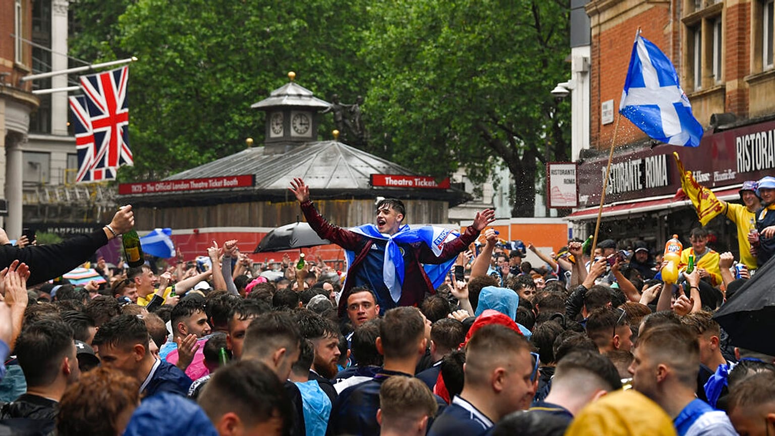 Maç öncesi Londra'daki Leicester Meydanı'nda toplanan İskoç taraftarlar