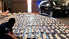 إحباط محاولة تهريب أكثر من 5 ملايين حبوب من المخدرات الأمفيتامين المعروفة باسم كبتاجون، في ميناء جدة في المملكة العربية السعودية.