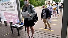 Очеередь в центр вакцинации от COVID-19 в Парке Горького в Москве