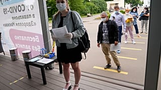 Очеередь в центр вакцинации от COVID-19 в Парке Горького в Москве