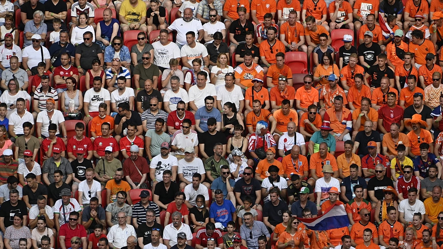 Szurkolók a Hollandia - Csehország mérkőzésen a budapesti Puskás Arénában 