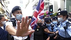 Rendőrök letartóztatnak egy brit zászlót tartó tüntetőt a hongkongi Victoria Park közelében