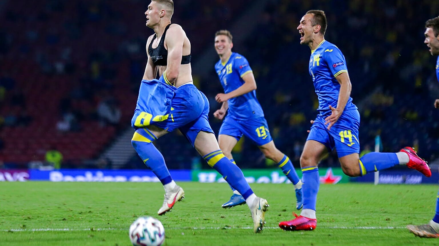 Artem Dovbyk nach dem entscheidenden Tor für die Ukraine