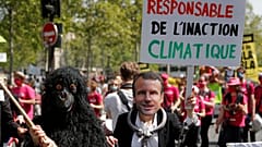Un portrait d'Emmanuel Macron brandi lors d'une manifestation pour le climat à Paris en mai 2021