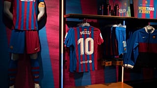 In der Kabine des FC Barcelona hängt etwas verwaist das Trikot von Lionel Messi - mit der Nummer 10 des Spielmachers