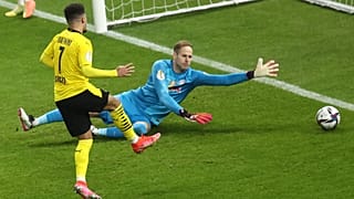 Jadon Sancho (Borussia Dortmund) gólt lőtt Gulácsi Péternek (RB Leipzig) májusban a Német Kupa berlini döntőjében.