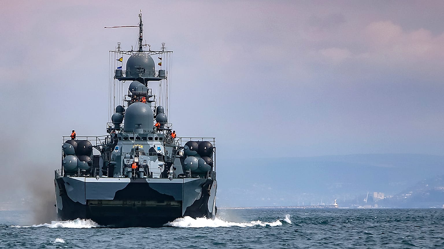 Корабль ВМФ России на учениях в Черном море. Апрель 2021 года