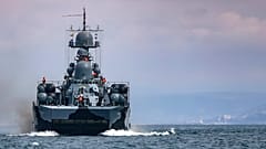 Корабль ВМФ России на учениях в Черном море. Апрель 2021 года