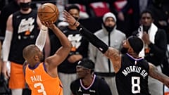 Chris Paul "dispara" ao cesto na cara do "clipper" Marcus Morris Sr.