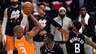 Chris Paul "dispara" ao cesto na cara do "clipper" Marcus Morris Sr.