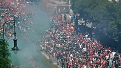 مشجعون مجريون لكرة القدم يسيرون باتجاه ساحة بوشكاش في بودابست، المجر