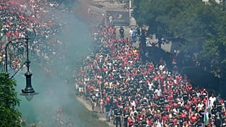 مشجعون مجريون لكرة القدم يسيرون باتجاه ساحة بوشكاش في بودابست، المجر