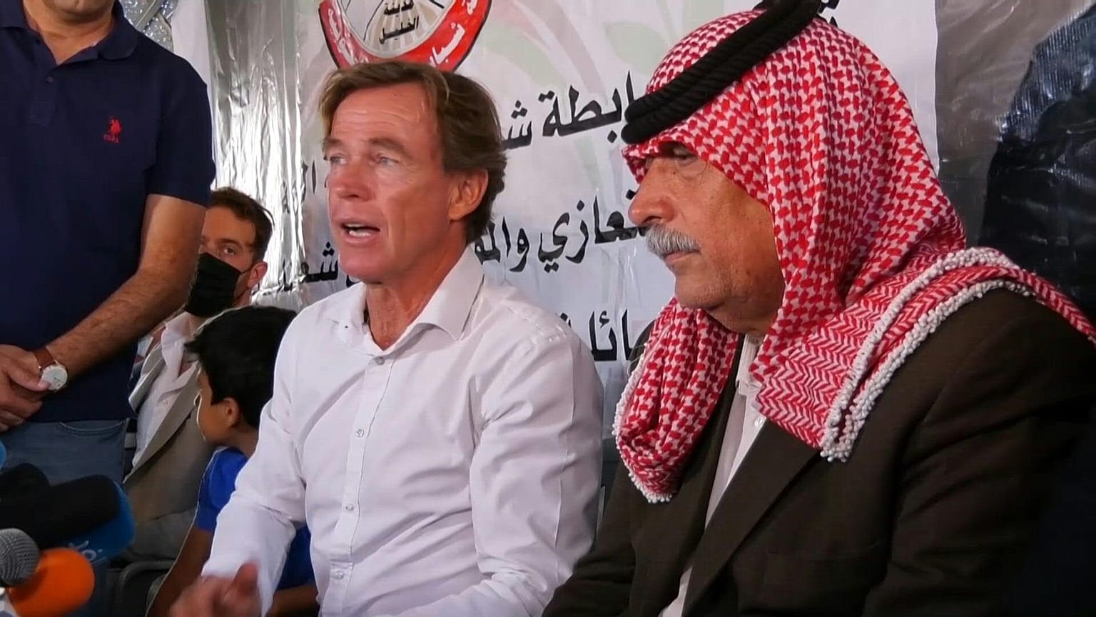 وفد الاتحاد الأوروبي يعرب عن دعمه لأسرة الناشط المعارض نزار بنات خلال زيارته