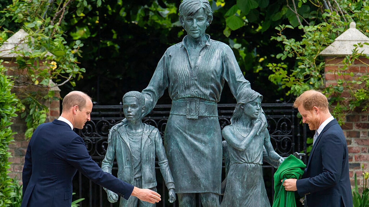 Los priíncipes Guillermo y Enrique se dan una tregua para desvelar la estatua de su madre, Lady Di