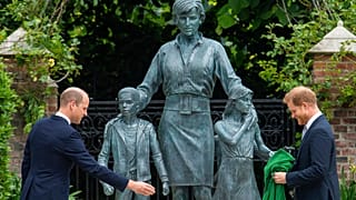 Los priíncipes Guillermo y Enrique se dan una tregua para desvelar la estatua de su madre, Lady Di