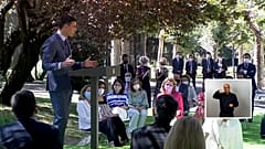 El presidente del gobierno español Pedro Sánchez reunió a sindicatos y patronal en el Palacio de la Moncloa