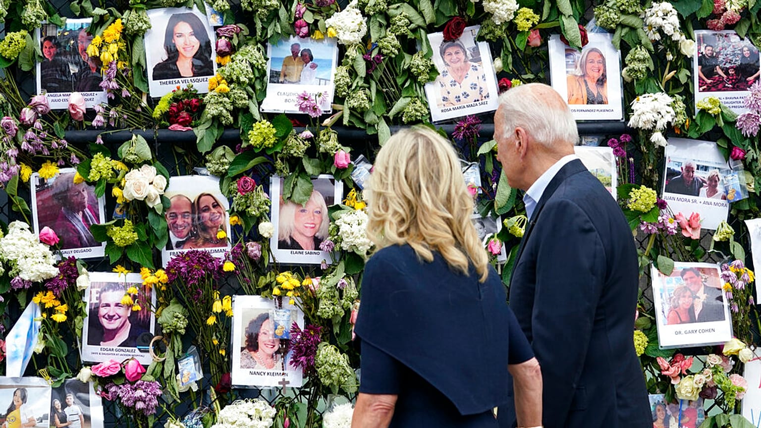 Le Président Joe Biden et la première dame Jill Biden à Surfside, jeudi 1er juillet 2021.