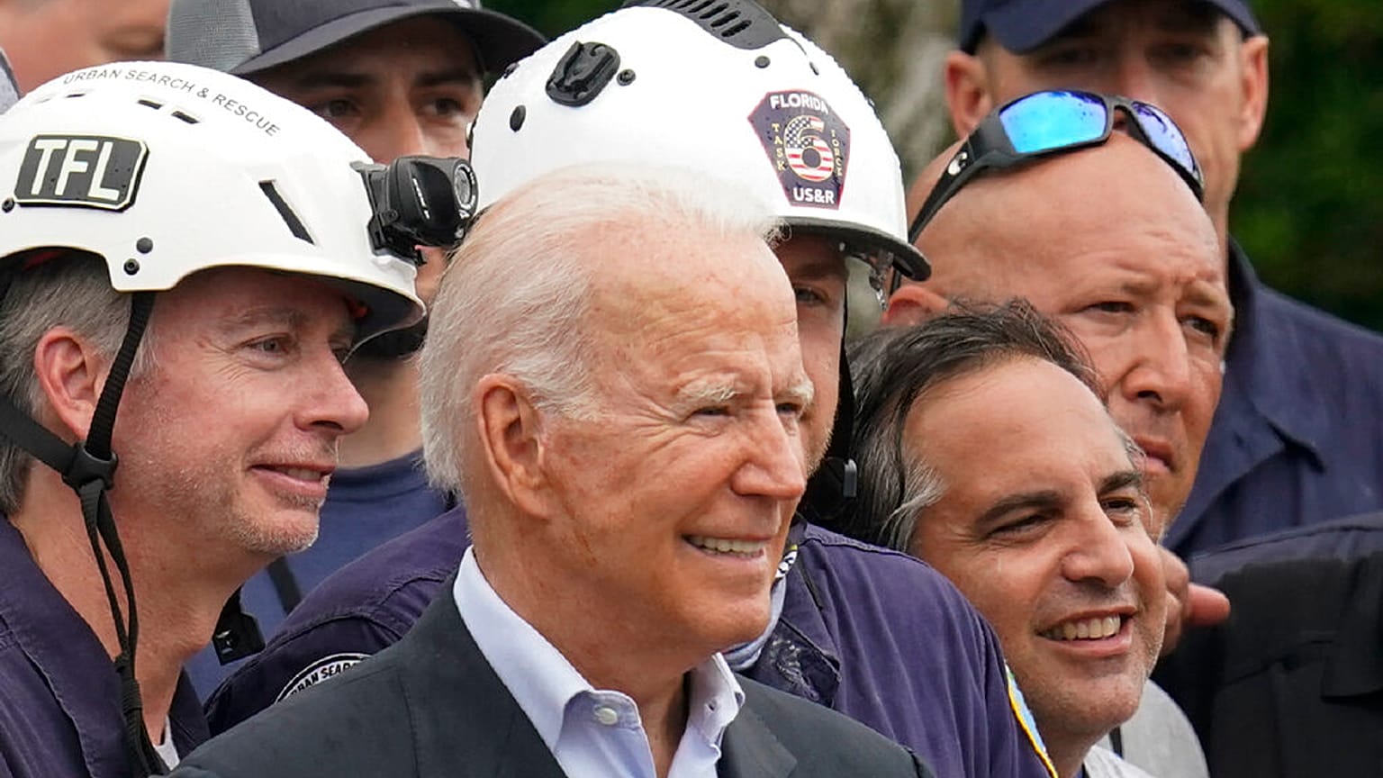 Biden con i soccorritori sui luoghi del crollo avvenuto lo scorso giovedì a Miami