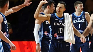 Οι παίκτες της εθνικής μπάσκετ της Ελλάδας πανηγυρίζουν μετά τη νίκη επί της Κίνας στο προολυμπιακό τουρνουά μπάσκετ που διεξάγεται στον Καναδά