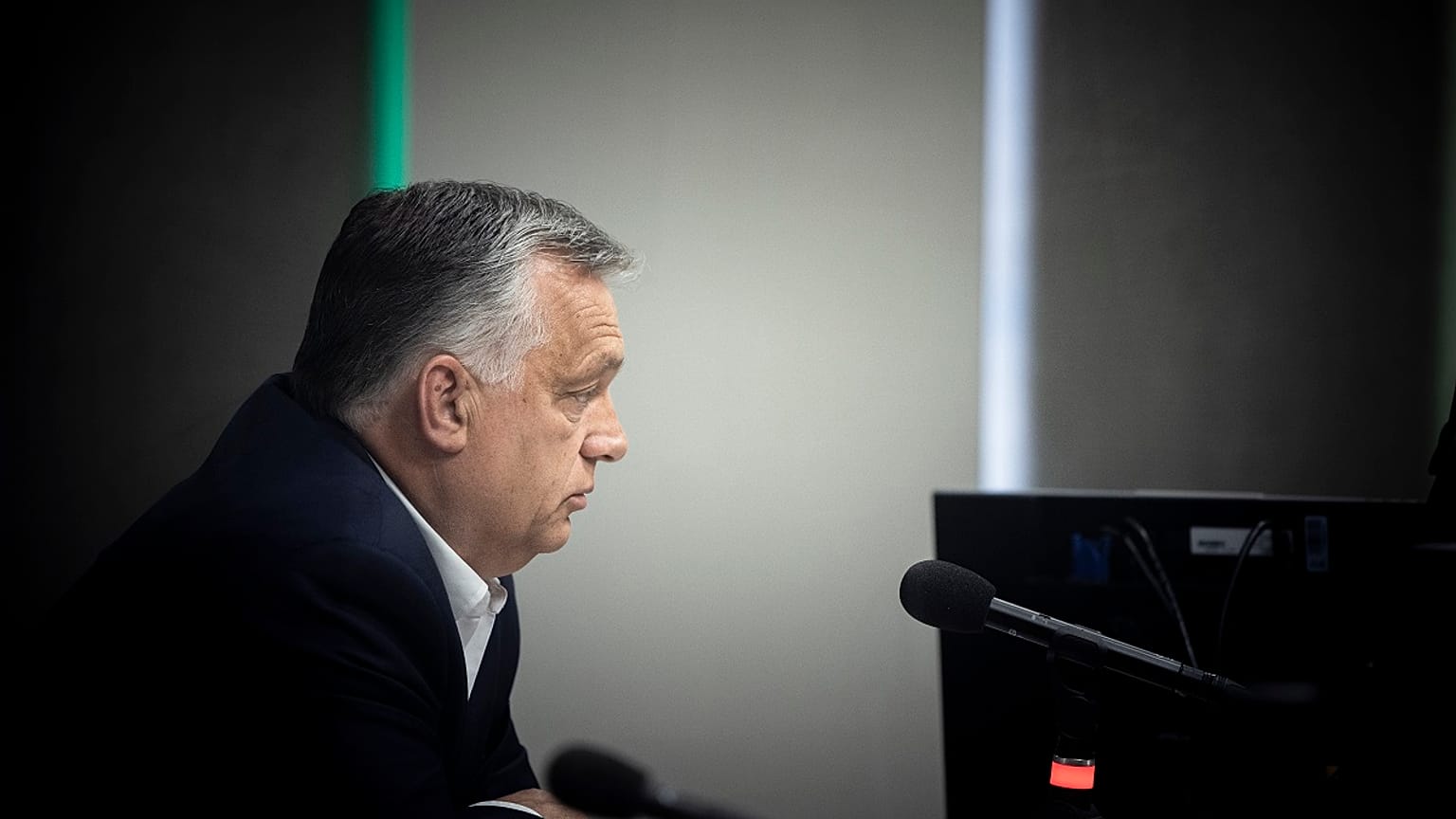 Orbán Viktor miniszterelnök az állami rádió stúdiójában