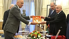 Ο υπουργός Εξωτερικών Νίκος Δένδιας (Α) ανταλλάζει δώρο με τον Πρόεδρο της Βουλής των Αντιπροσώπων της Λιβύης Αγκίλα Σάλεχ (Aguila Saleh Eissa) (Δ)