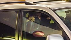 Cristos Pappas in Handschellen auf dem Rücksitz eines Polizeiautos in Athen 