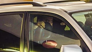 Cristos Pappas in Handschellen auf dem Rücksitz eines Polizeiautos in Athen