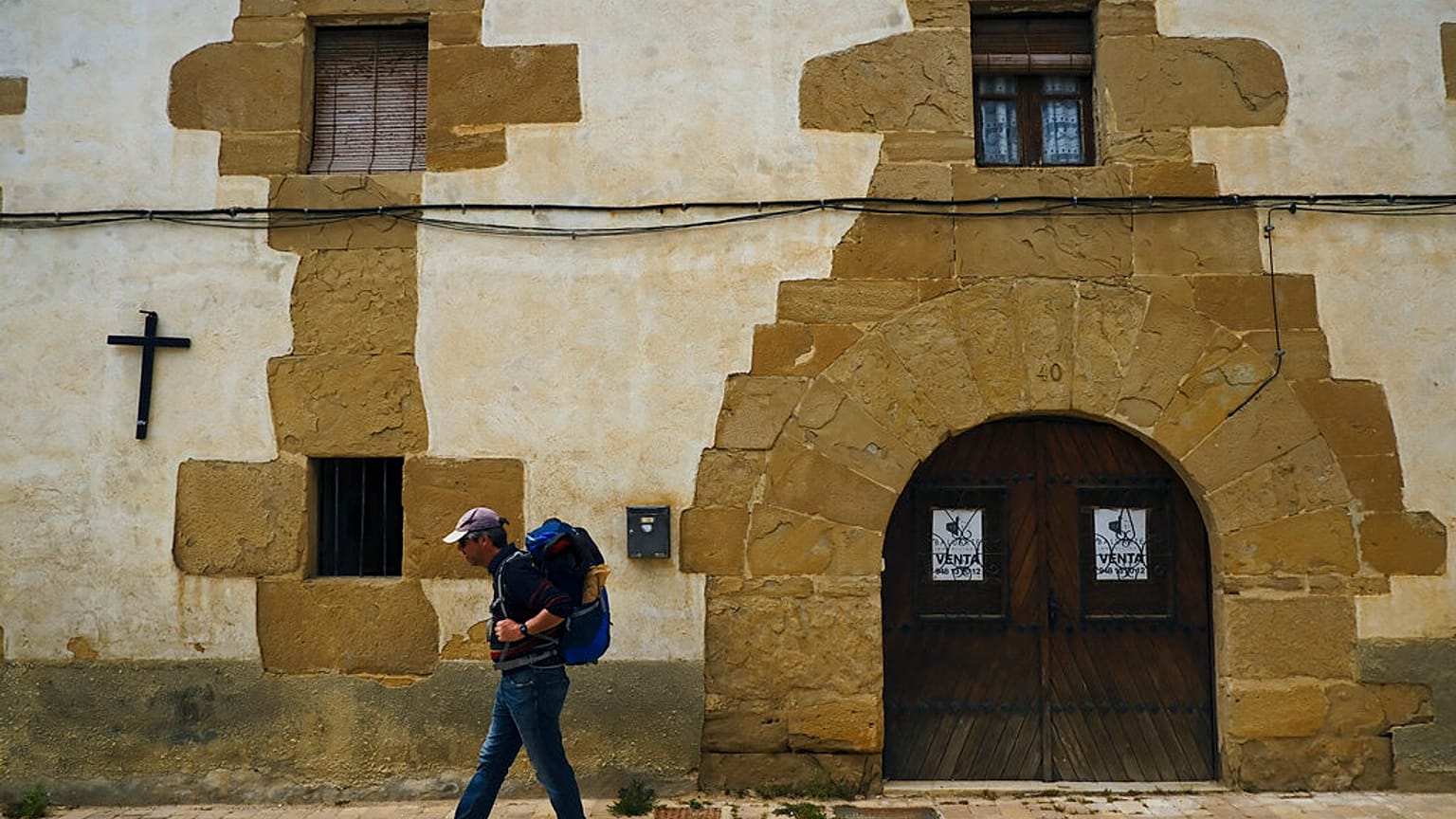 Un pèlerin en chemin vers Saint-Jacques-de-Compostelle