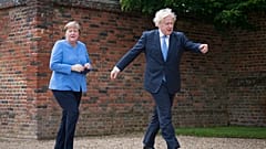 Nein, Merkel und Johnson wagten kein Tänzchen beim Besuch der Kanzlerin auf dessen Landgut Chequers