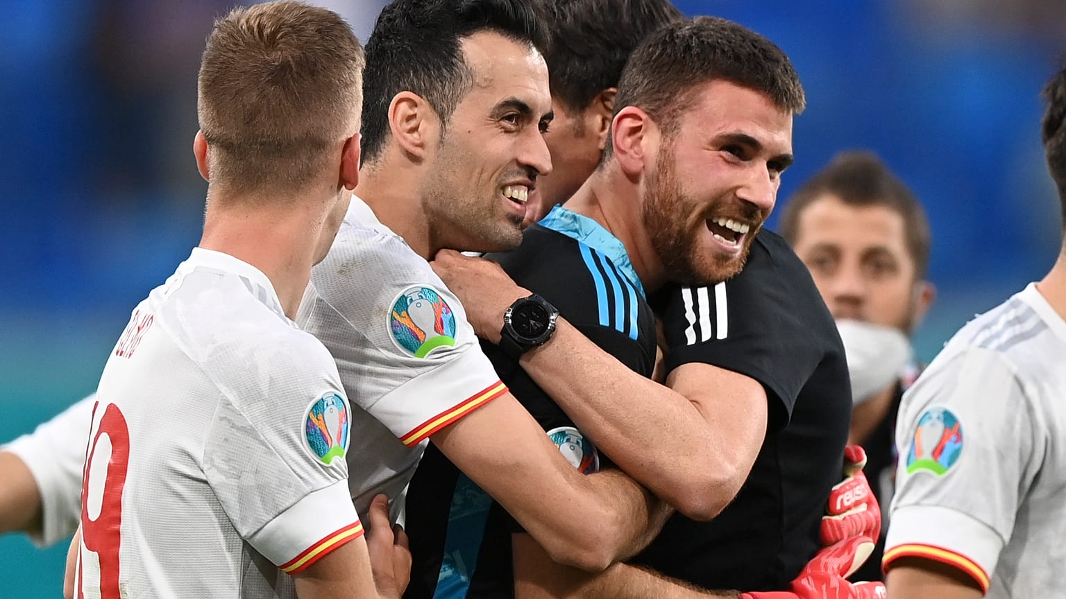 El portero Unai Simón celebra con sus compañeros el pase de España a semifilanes del Euro2020