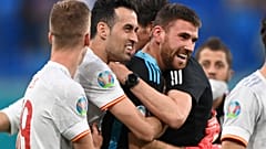 El portero Unai Simón celebra con sus compañeros el pase de España a semifilanes del Euro2020