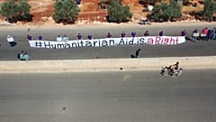 Humanitárius dolgozók élőlánca Szíriában