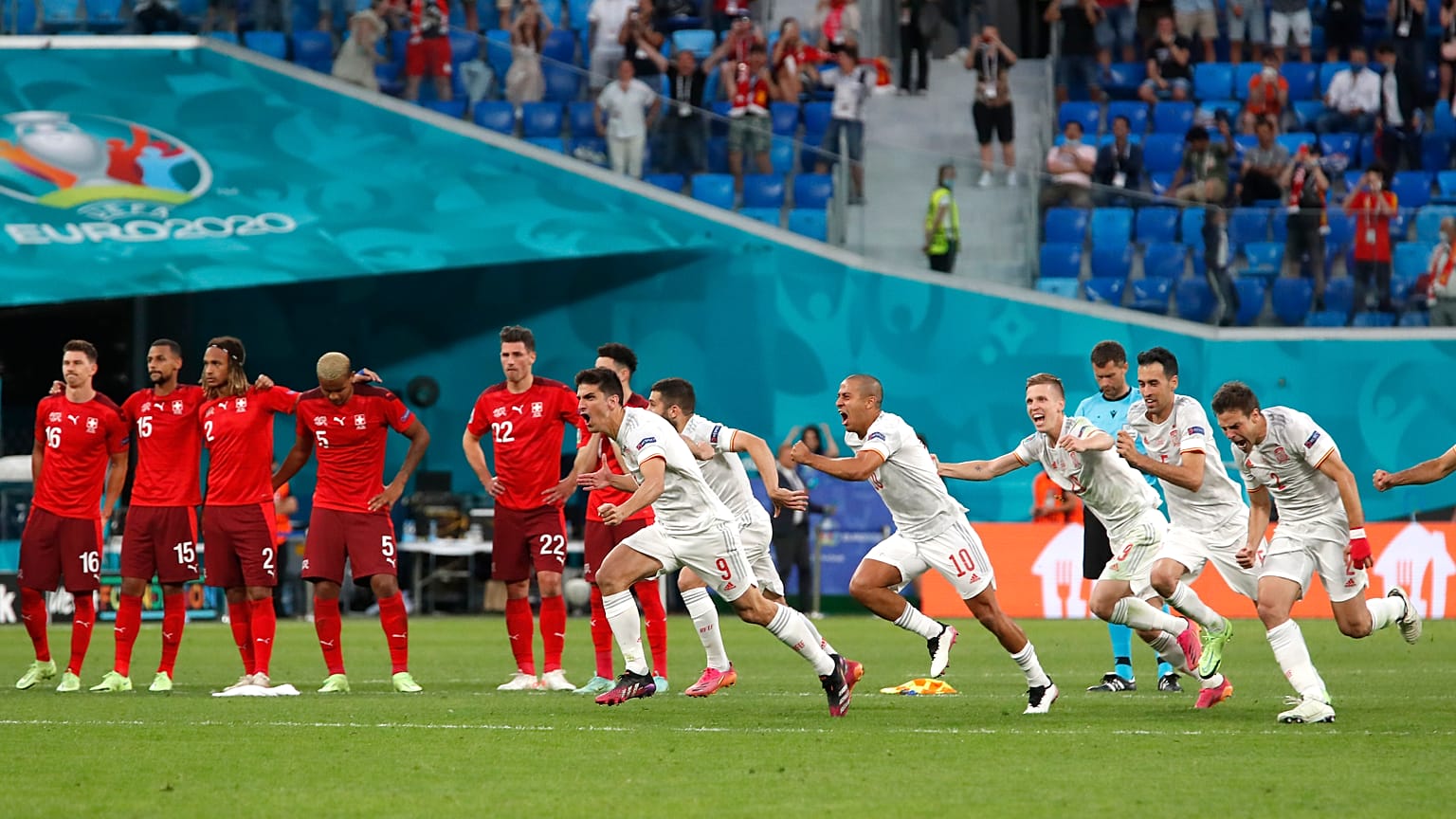L'équipe de football espagnole exulte à l'issue de la séance des tirs au but, qu'elle vient de remporter.