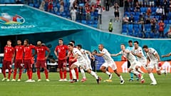 L'équipe de football espagnole exulte à l'issue de la séance des tirs au but, qu'elle vient de remporter.