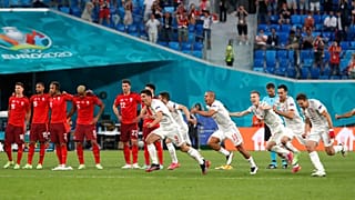 L'équipe de football espagnole exulte à l'issue de la séance des tirs au but, qu'elle vient de remporter.