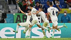 Az olasz csapat játékosai Barella gólját ünneplik.