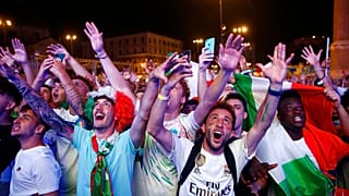 Aficionados italianos festejan su triunfo frente a Bélgica (1-2)