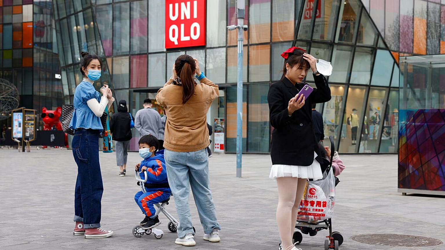 Zwangsarbeit durch Uiguren in China? Ermittlungen gegen Uniqlo und Zara