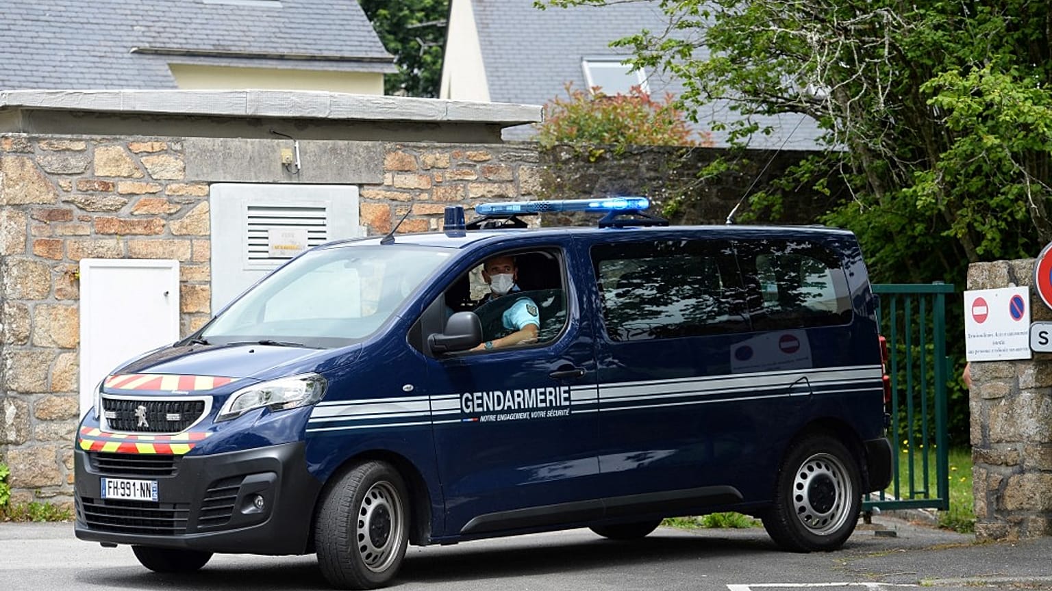Die "Frau mit dem Poster" hat eine Nacht in Polizeigewahrsam verbracht
