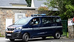 Die "Frau mit dem Poster" hat eine Nacht in Polizeigewahrsam verbracht