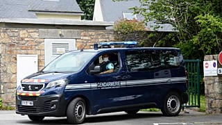 Die "Frau mit dem Poster" hat eine Nacht in Polizeigewahrsam verbracht
