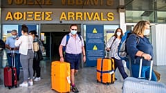 Τουρίστες καταφθάνουν στο αεροδρόμιο Νίκος Καζαντζάκης στο Ηράκλειο της Κρήτης