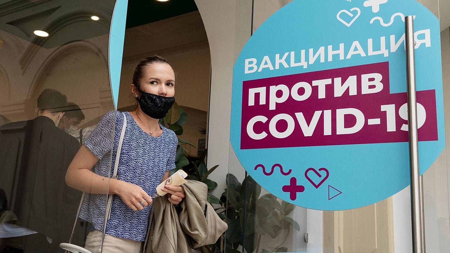 Rusya'da son günlerde rekor seviyede Covid-19 kaynaklı vaka ve ölümler görüldü.