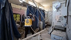  إحدى غرف مستشفى الشفاء، بعد يوم من إصابتها بقذائف المدفعية في مدينة شمال سوريا الخاضعة لسيطرة المعارضة، 13 حزيران / يونيو 2021 